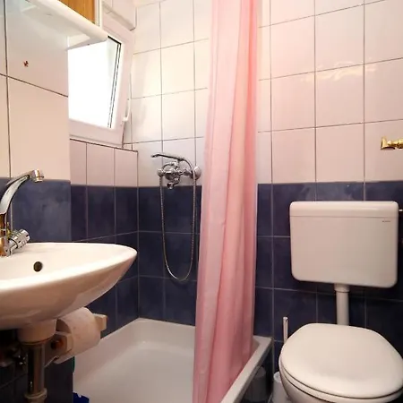 Apartman With Parking Space - 6729 Makarska