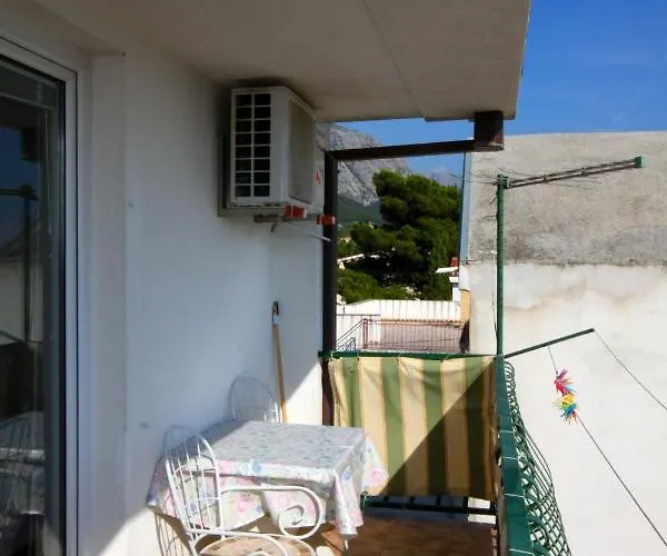 Lägenhet With Parking Space - 6729